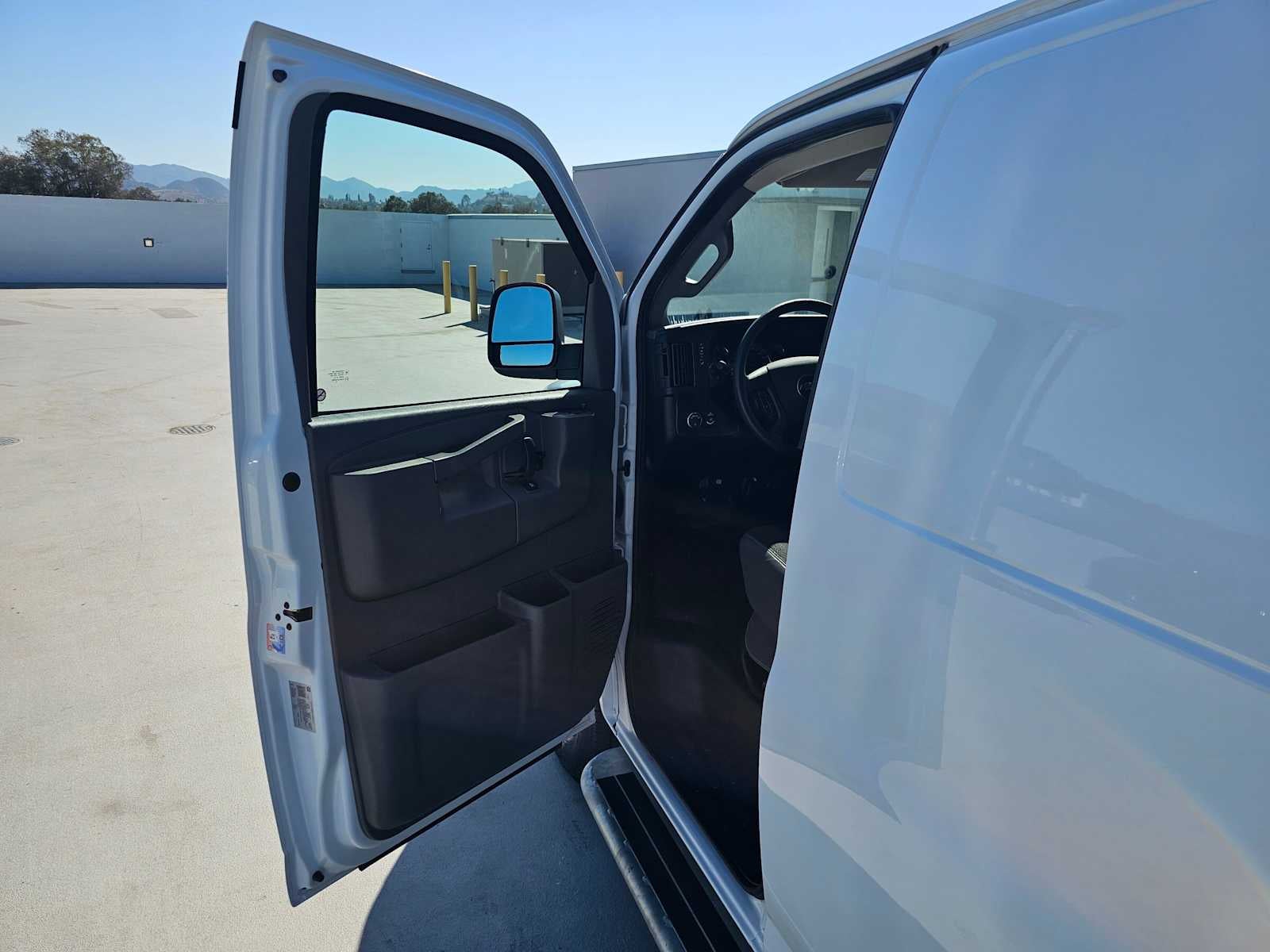 2025 Chevrolet Express Cargo WT