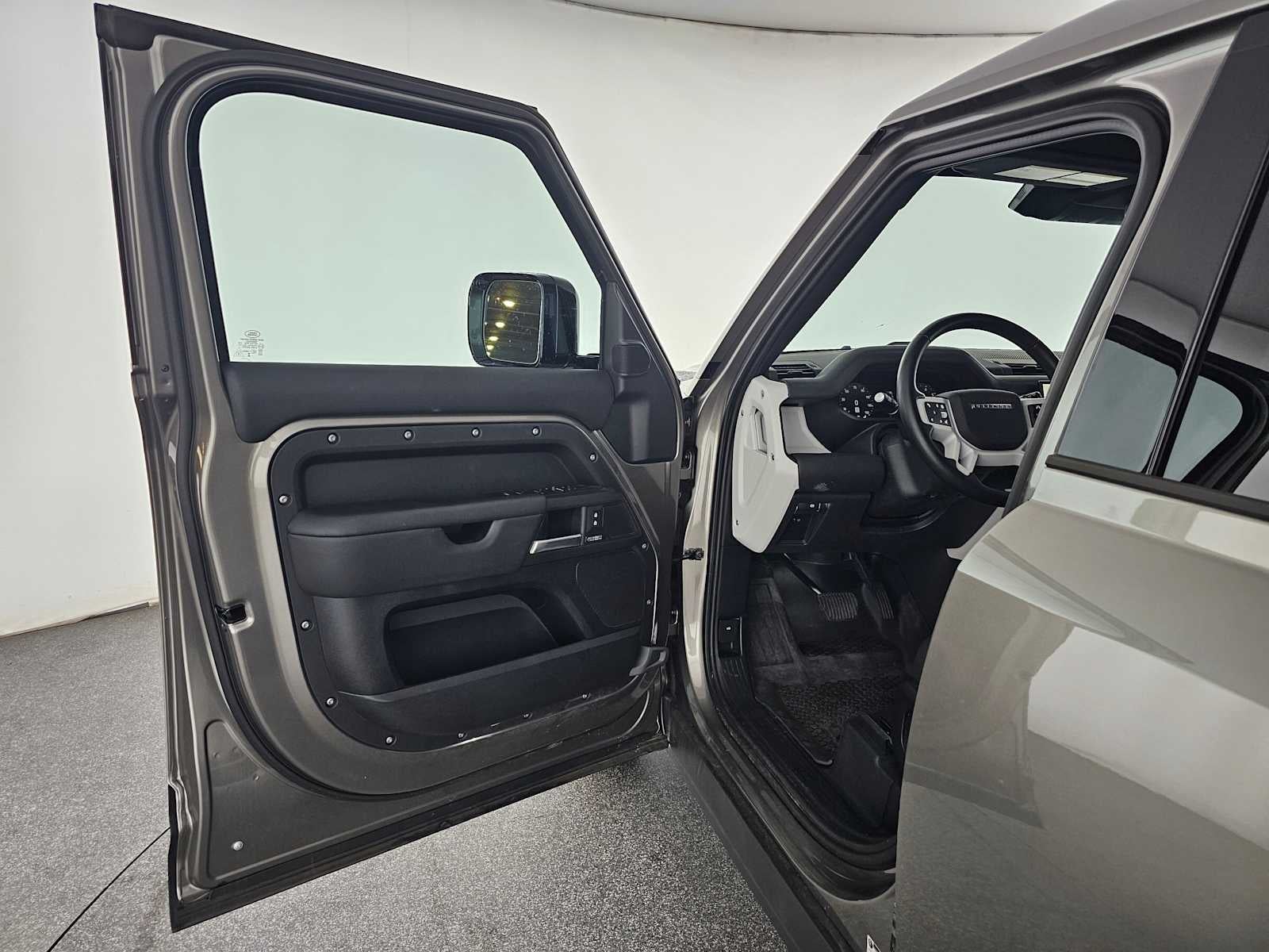 2025 Land Rover Defender X-Dynamic SE