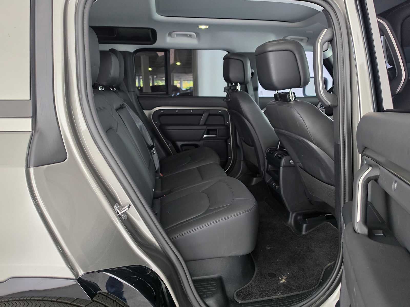 2025 Land Rover Defender X-Dynamic SE