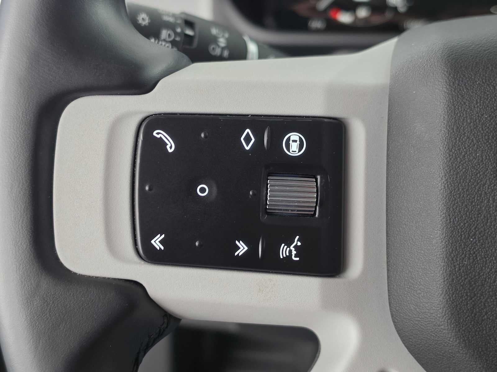2025 Land Rover Defender X-Dynamic SE