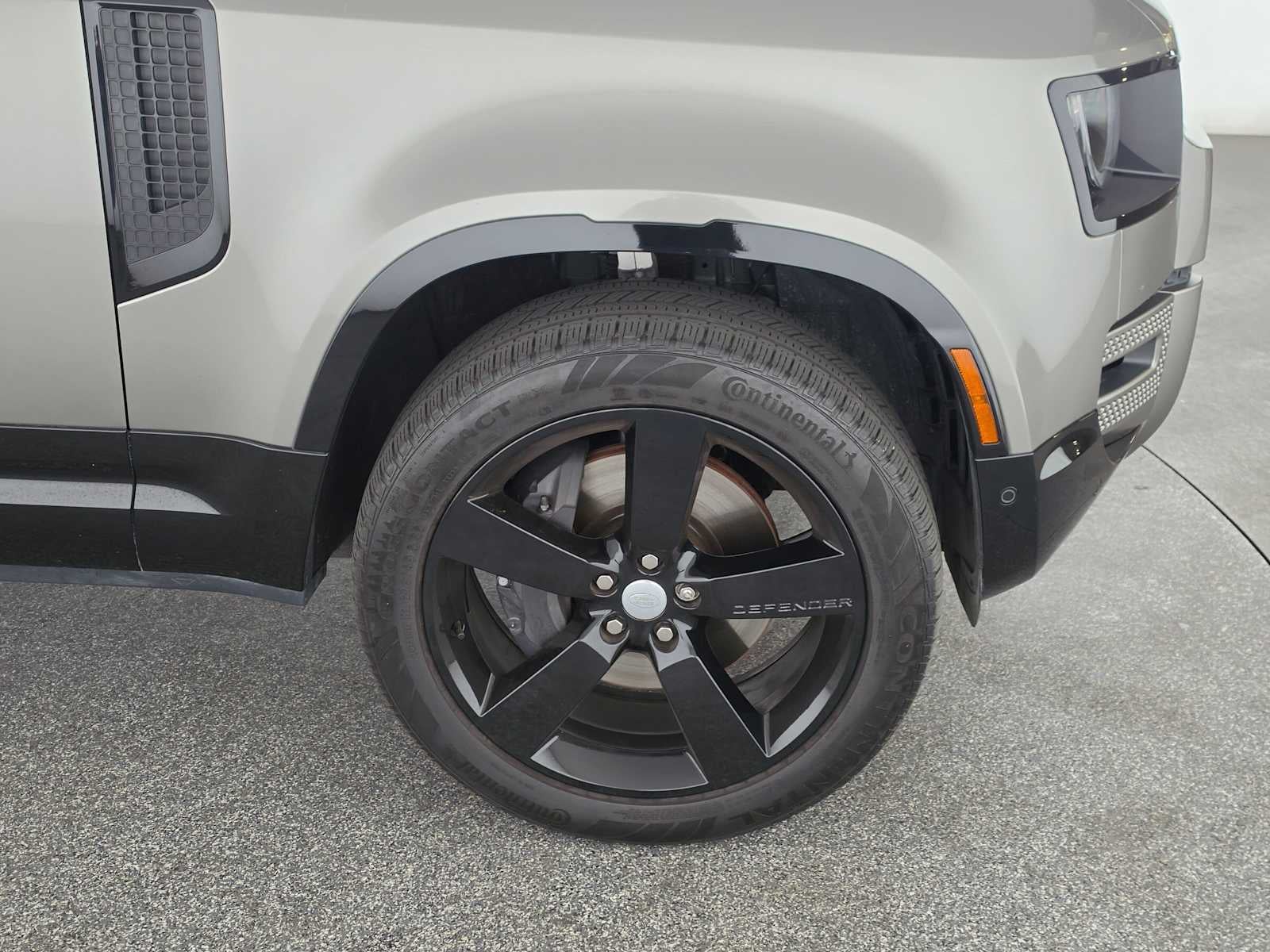2025 Land Rover Defender X-Dynamic SE