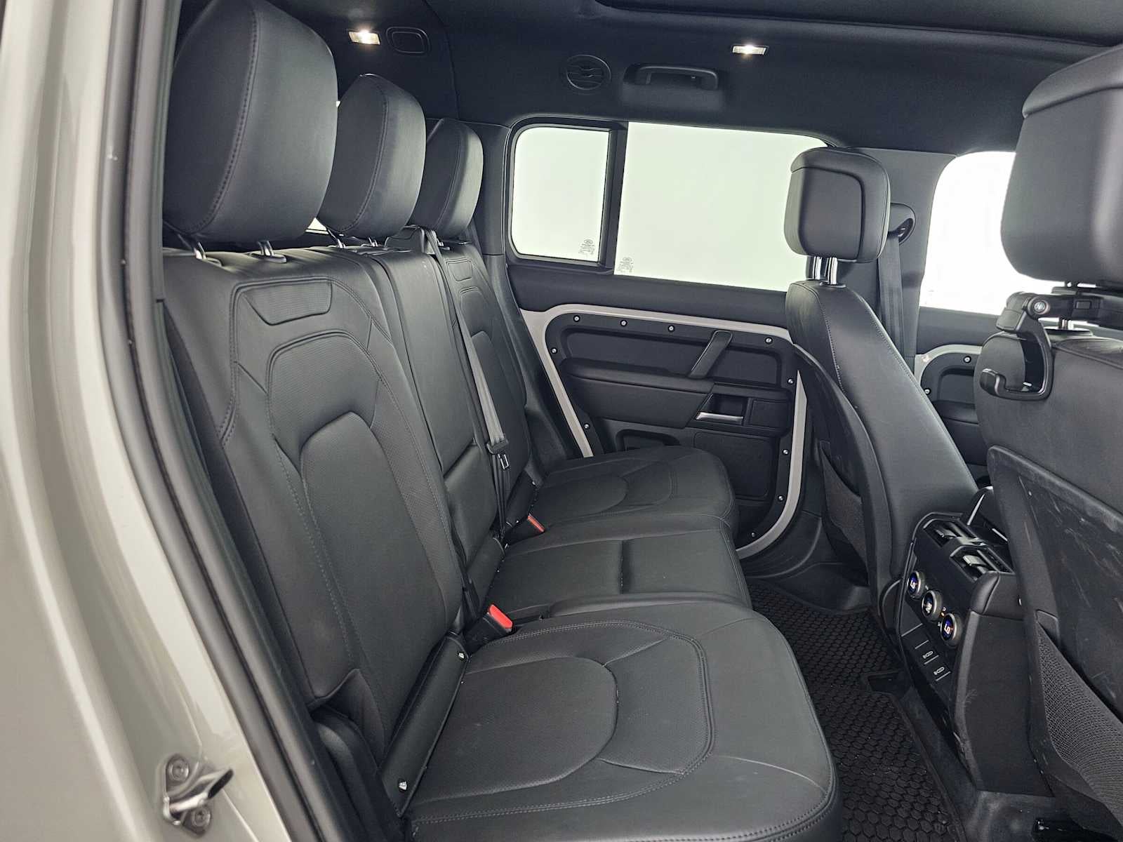 2026 Land Rover Defender X-Dynamic SE