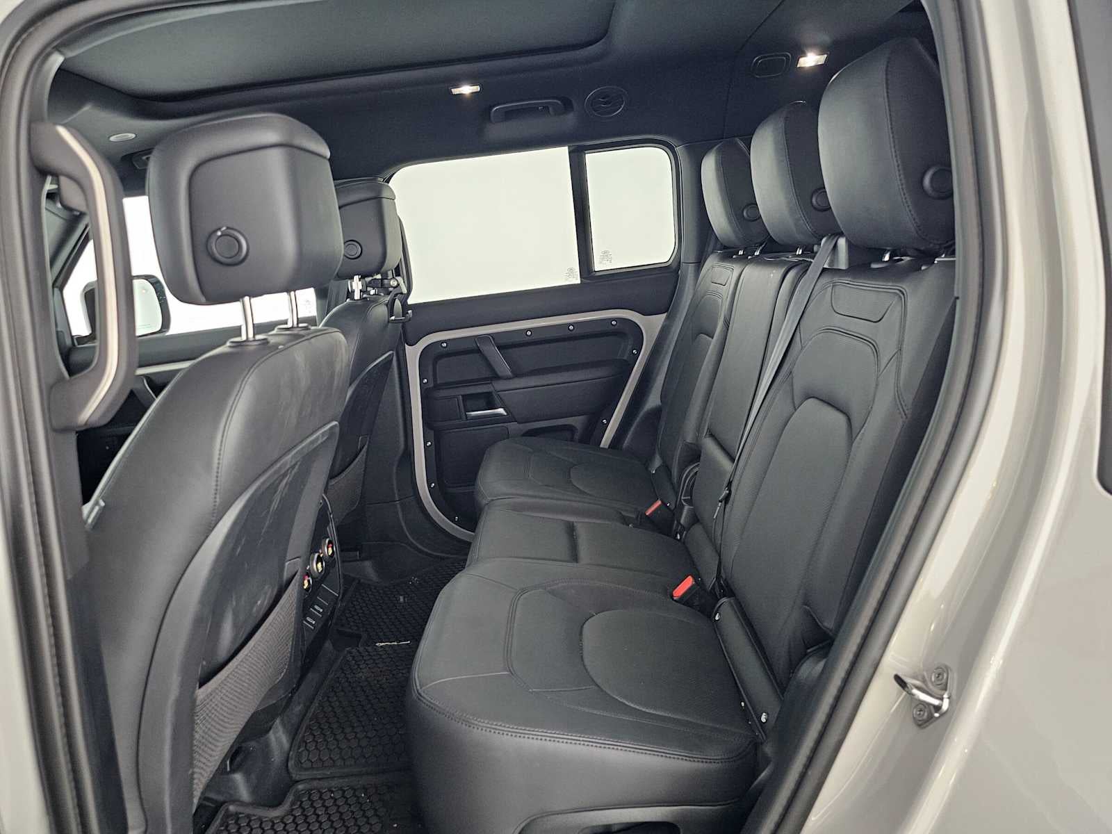 2026 Land Rover Defender X-Dynamic SE