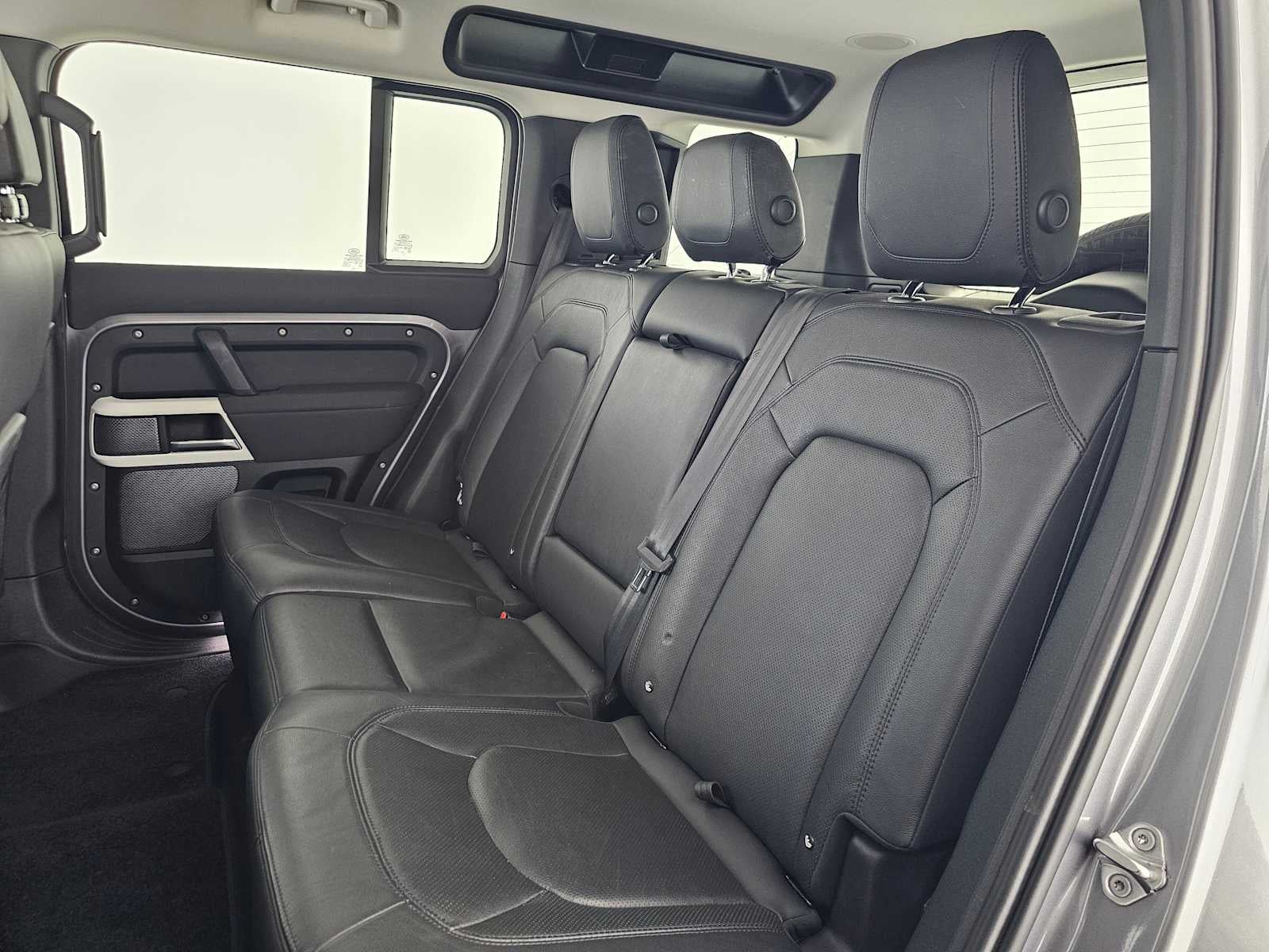 2023 Land Rover Defender SE