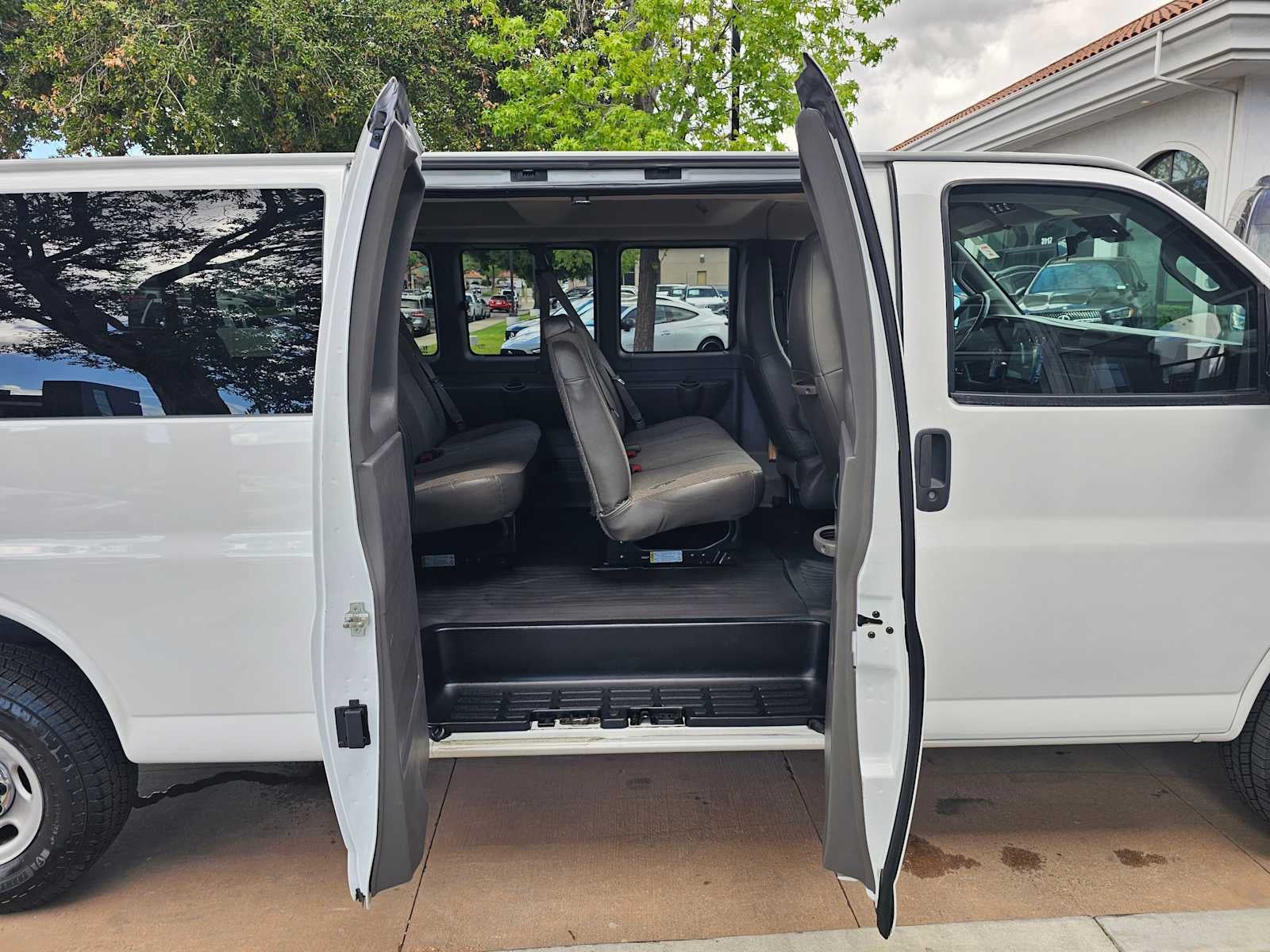 2022 Chevrolet Express Passenger LT